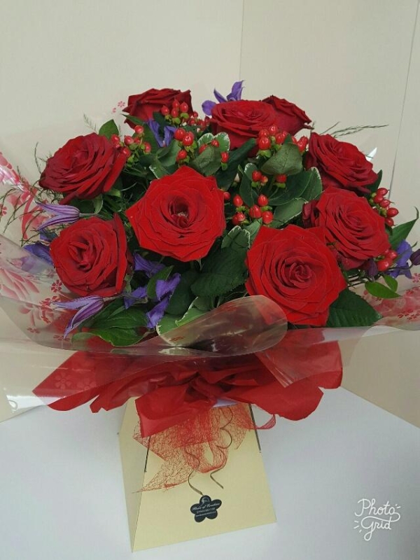 12 Luxury Red Roses Aqua Pack